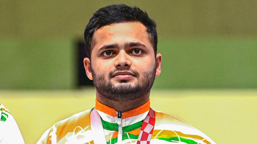 মণীশ নারওয়াল: ভারতের তৃতীয় সোনা আসে তাঁর হাত ধরে। অকেজো ডান হাত। বাঁ হাত দিয়ে লড়েই সোনা জিতলেন ৫০ মিটার পিস্তল (এসএইচ ১) ইভেন্টে। মাত্র ১৯ বছর বয়সে এই কৃতিত্ব গড়লেন মণীশ।