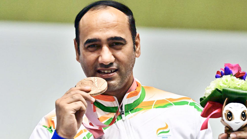 সিংহরাজ আধানা: শ্যুটিংয়ে ভারতের দ্বিতীয় পদক আনেন সিংহরাজ। ১০ মিটার এয়ার পিস্তল (এসএইচ ১) বিভাগে ব্রোঞ্জ জেতেন তিনি। ৩৯ বছরের এই শ্যুটার পোলিয়ো আক্রান্ত। চার বছর আগে শ্যুটিং শুরু করে পদক জয় সিংহরাজের।