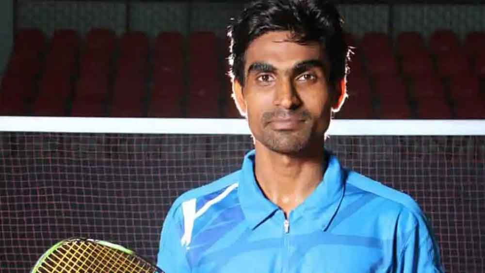 প্রমোদ ভগত: প্যারালিম্পিক্সে প্রথম বার ব্যাডমিন্টনকে যুক্ত করা হয়েছে। ছেলেদের ব্যক্তিগত ইভেন্টে এসএল ৩ বিভাগে সোনা জেতেন প্রমোদ। চার বছর বয়স থেকে পোলিয়ো আক্রান্ত তিনি। প্রতিবেশীদের খেলতে দেখে উদ্বুদ্ধ হয়েছিলেন প্রমোদ। দেশের অন্যতম সেরা প্যারা ব্যাডমিন্টন খেলোয়াড় তিনি।