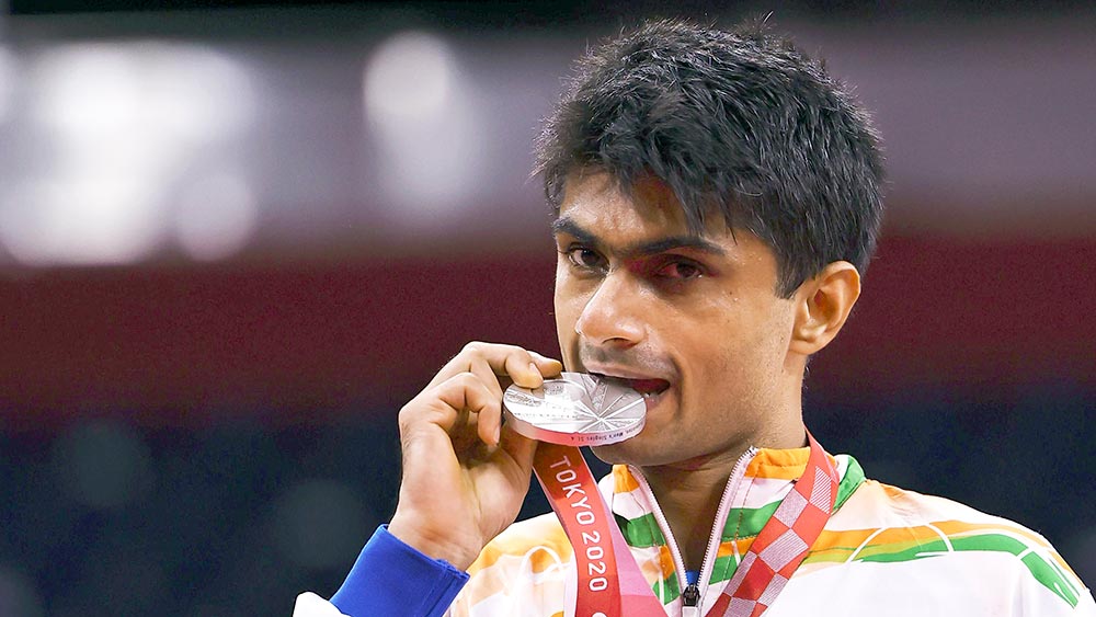 সুহাস যথীরাজ: প্যারালিম্পিক্সের শেষ দিনেও ভারতকে খালি হাতে ফিরতে হল না। ব্যাডমিন্টনের এসএল ৪ বিভাগে রুপো জেতেন তিনি। আইএএস অফিসার সুহাস উত্তর প্রদেশের গৌতম বুদ্ধ নগরের জেলাশাসক। পোলিয়োতে ডান পা হারান তিনি। তাতে যদিও তাঁর আত্মবিশ্বাসে চিড় ধরেনি।