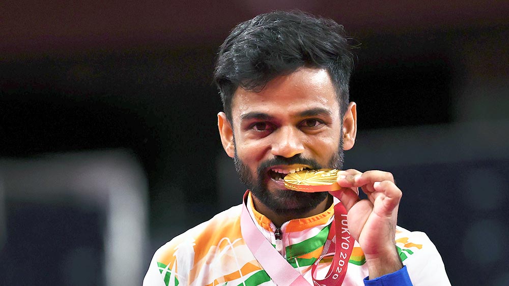 কৃষ্ণ নগর: রাজস্থানের এই শাটলার তাঁর বিভাগে বিশ্বের দুই নম্বর তারকা। দুই বছর বয়সে তাঁর পরিবার বুঝতে পারেন অন্য শিশুদের তুলনায় কৃষ্ণের গঠনে কিছু সমস্যা রয়েছে। তাঁর শরীরের বৃদ্ধি বয়সের তুলনায় বেশ কম। সেই নিয়েই ব্যাডমিন্টনে সোনা জয় কৃষ্ণের। 