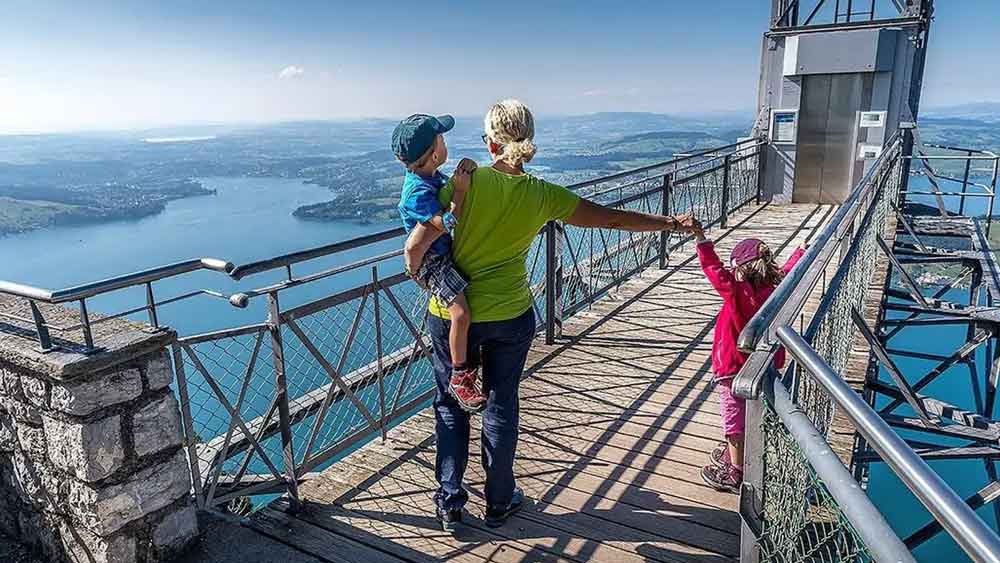 নীচে বিশ্বের চতুর্থ বৃহত্তম হ্রদ লুসিরনি আর চোখ তুলে তাকালেই হাতের মুঠোয় যেন ধরা দিতে তৈরি বরফাবৃত আল্পস।