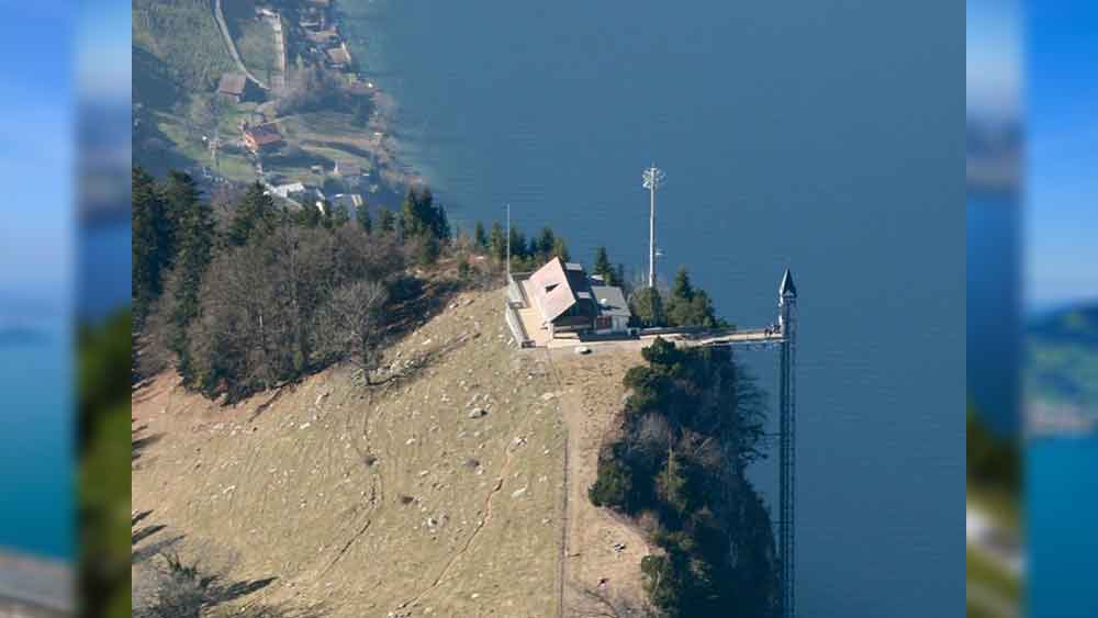এই এলিভেটর পর্যটকদের কাছে তাই আজও অত্যন্ত আকর্ষণের। সামিটের উপরে ছোট কাচের সেতু করা রয়েছে। এলিভেটর থেকে নেমে সেই সেতু দিয়ে হেঁটে ঘুরে আশেপাশের দৃশ্য উপভোগ করা হয়।