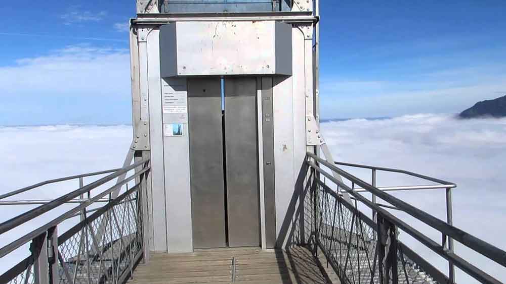 ১৯৩৫ সালে এলিভেটরের গতি আরও বাড়ানো হয়। সেকেন্ডে ২.৭ মিটার উচ্চতা অতিক্রম করে ফেলতে পারত এটি। কাঠের পাটাতনের বদলে শুরু হয় ধাতুর ব্যবহার। সে সময় বিশ্বের সর্বোচ্চ গতিসম্পন্ন এলিভেটর হয়ে উঠেছিল এটি।