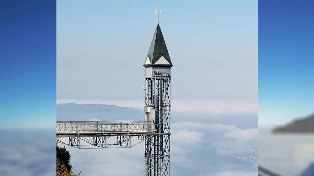 জোসেফ বুচার নামে এক সুইস ব্যবসায়ী ১৯০৫ সালে প্রথম এই এলিভেটরটি বানিয়েছিলেন।