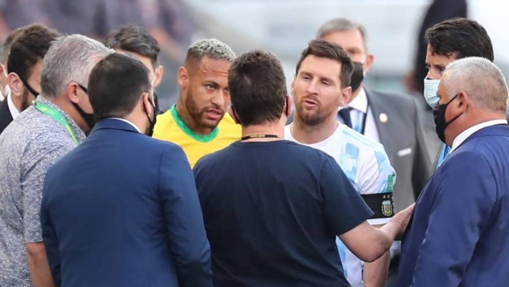 আধিকারিকদের সঙ্গে বারবার কথা বলেন নেমার ও মেসি 