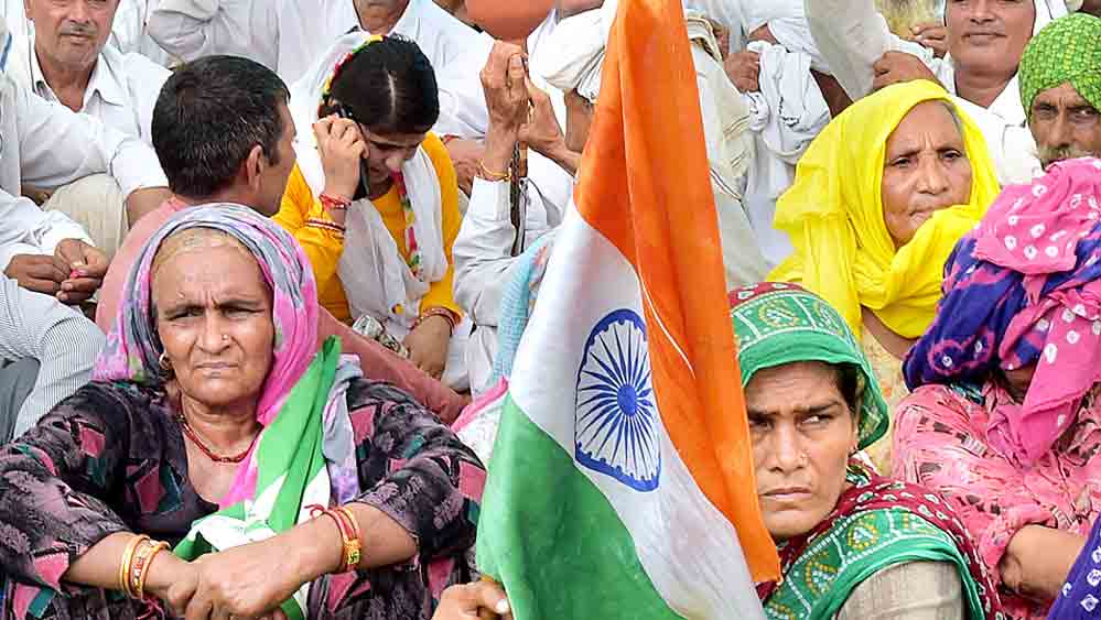 নয়া কৃষি আইনের প্রতিবাদে কৃষক মহাপঞ্চায়েতে শামিল মহিলারাও। রবিবার মুজফ্ফরনগরে। 