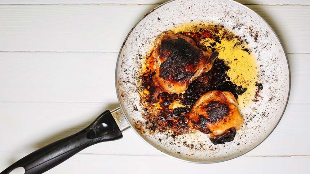 কড়াই বা হাঁড়ির পোড়া দাগ উঠছে না? সহজেই সেই দাগ তুলবেন কী ভাবে