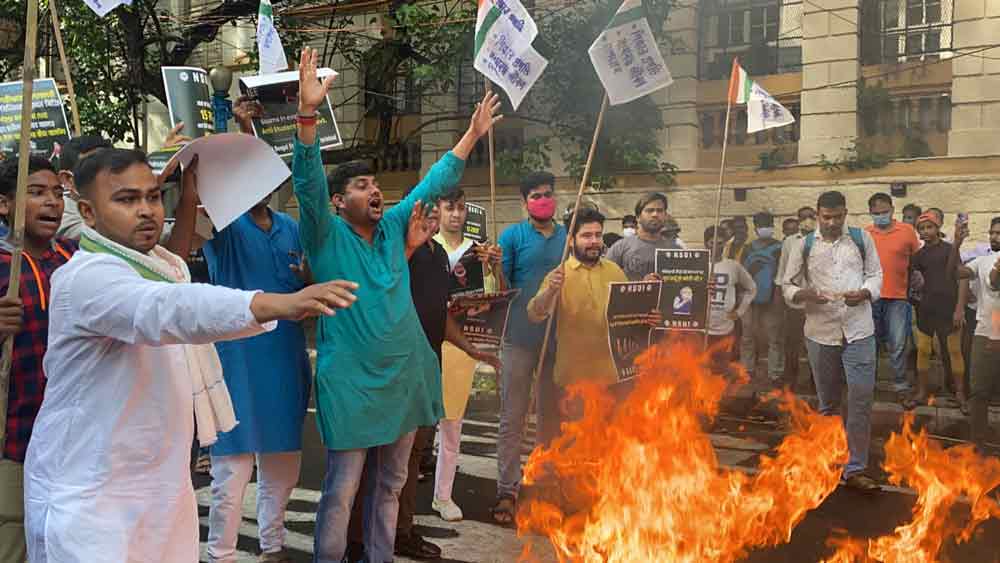 রাজভবনের সামনে ছাত্র পরিষদের বিক্ষোভ।