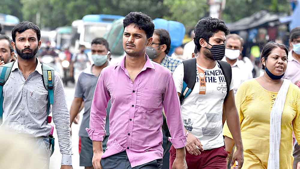   ধর্মতলায় মাস্ক পরার প্রবণতা কমছে শহরবাসীদের মধ্যে।  