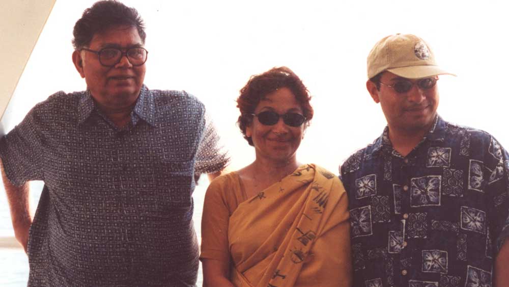 আমেরিকায় সপরিবার সুনীল।