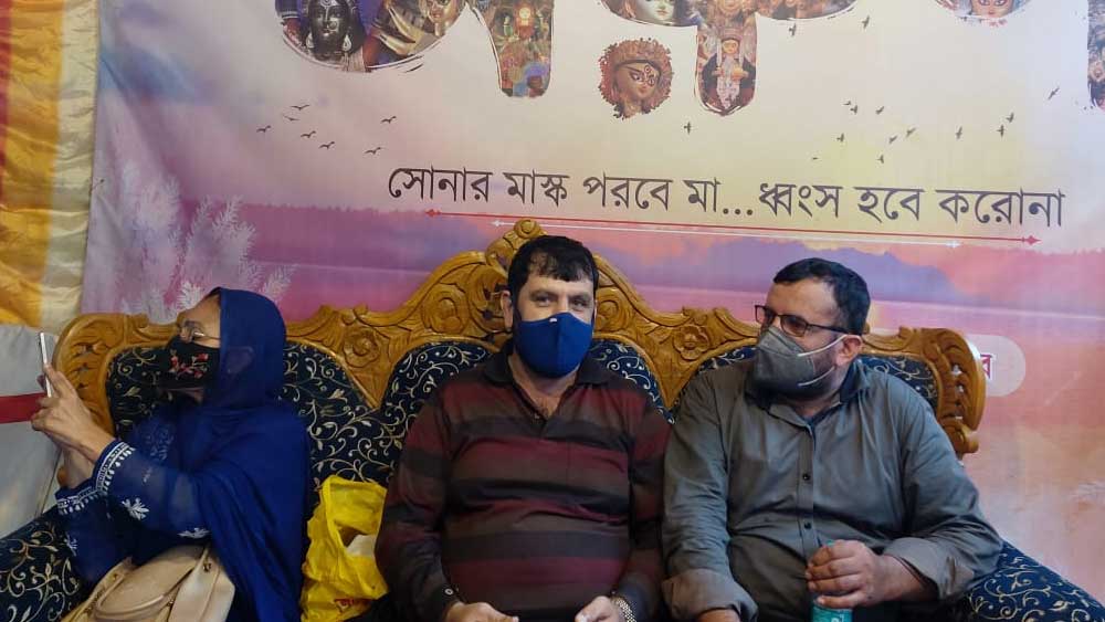 বাগুইআটির অশ্বিনীনগর বন্ধুমহলের পুজো সংক্রান্ত এক অনুষ্ঠানে আফগান গায়করা। মঙ্গলবার 