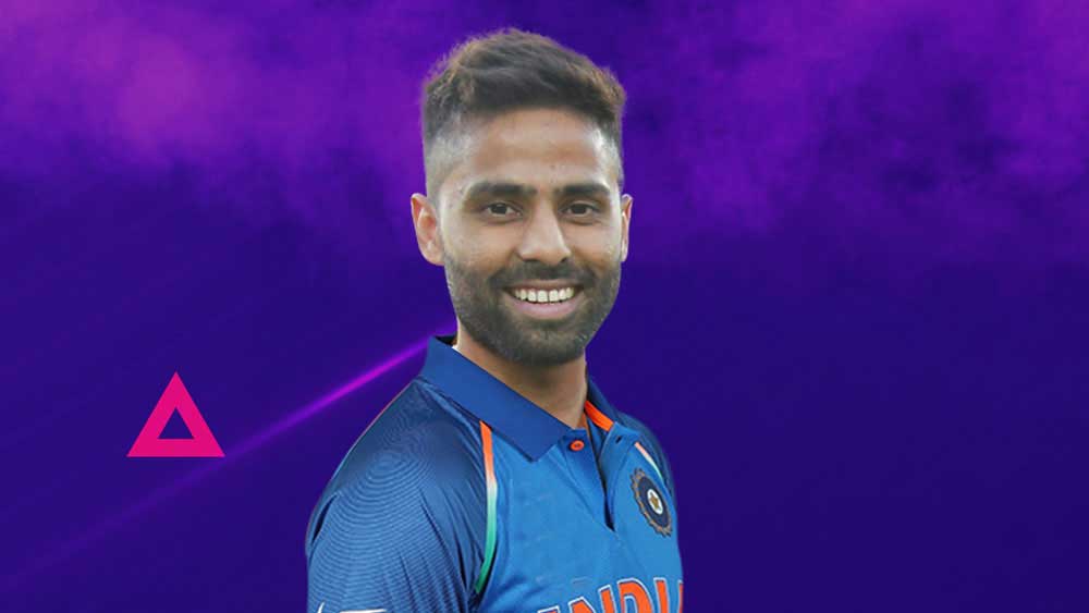 সূর্যকুমার যাদব: আইপিএল-এ মুম্বই ইন্ডিয়ান্সের হয়ে বাইশ গজে আগুন জ্বেলেছেন বার বার। সম্প্রতি শ্রীলঙ্কায় আন্তর্জাতিক মঞ্চেও একই ভাবে বিপক্ষ বোলিংকে কচুকাটা করেছেন সূর্যকুমার যাদব। পারফরম্যান্সের জেরে ইংল্যান্ড সফরকারী দলেও জায়গা করে নেন সূর্যকুমার। বিশ্বকাপে কোহলীর তুরুপের তাস হয়ে ওঠার সমস্ত গোলা বারুদ মজুত তাঁর মধ্যে।