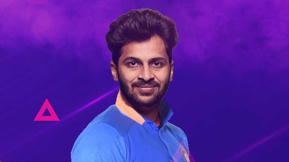 শার্দুল ঠাকুর: একটা সময় বলা হয়েছিল, শার্দুল শুধু মাত্র সাদা বলের খেলোয়াড়। কিন্তু লাল বলেও নিজের জাত চিনিয়েছেন। এ বার ব্যাটে-বলে শ্রেষ্ঠত্ব প্রতিষ্ঠার পালা। শার্দূলের পেসের সামনে বিপাকে পড়েছেন বিপক্ষের ব্যাটসম্যানেরা। ২০ ওভারের ক্রিকেটেও শার্দূলের কাছ থেকে তারই পুনরাবৃত্তি চান কোহলী-রোহিতরা। বিশ্বকাপে তিনি রয়েছেন রিজার্ভ ক্রিকেটার হিসেবে।