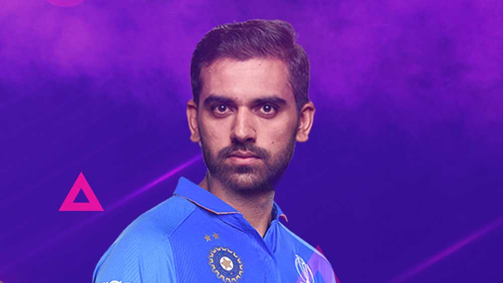 দীপক চহার: আইপিএল-এ ধোনির নেতৃত্বে খেলেন। এ বার টি-টোয়েন্টি বিশ্বকাপে খেলবেন কোহলীর নেতৃত্বে। জাতীয় দলে ইতিমধ্যেই জাত চিনিয়েছেন মিডিয়াম পেসার। যে কোনও সময় খেলার মোড় ঘোরাতে কোহলী ভরসা রাখতেই পারেন দীপকের উপর। তিনিও দলে রয়েছে রিজার্ভ হিসেবে।