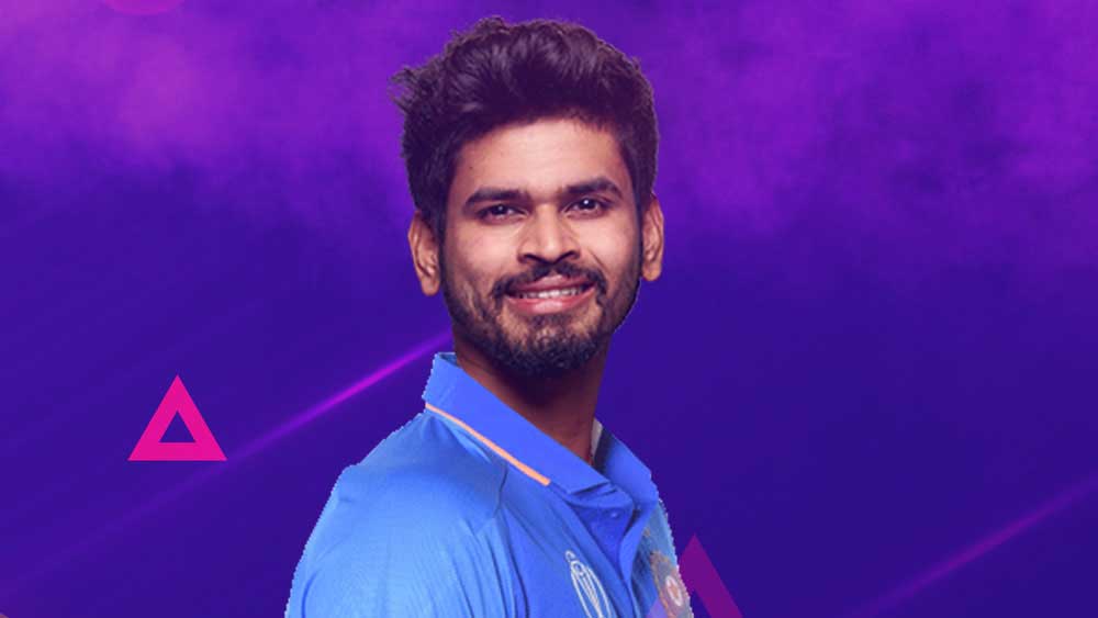 শ্রেয়স আইয়ার: চোটের কারণে বিশ্রামে রয়েছেন বেশ কিছু দিন। চোট সারিয়ে ফিরে এসে দিল্লি ক্যাপিটালসের অধিনায়ক নিজেকে নতুন করে প্রমাণ করতে মরিয়া হয়ে আছেন। এক দিকে দুরন্ত ব্যাটের হাত অন্য দিকে তুখোড় উপস্থিত বুদ্ধি, শ্রেয়স আইয়ার হয়ে উঠতে পারেন টি টোয়েন্টি-তে কোহলীর তুরুপের অন্যতম তাস। তিনিও রিজার্ভ দলে রয়েছেন।