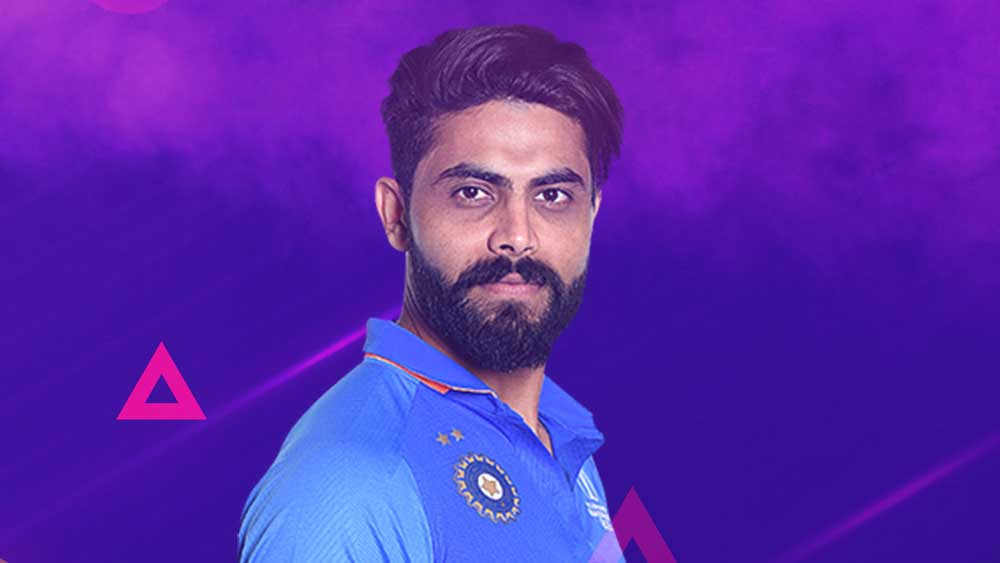 রবীন্দ্র জাডেজা: তর্কাতীত ভাবে বর্তমান বিশ্বের সবচেয়ে ভাল ফিল্ডার। প্রয়োজনে ব্যাট হাতে যেমন সংহার করতে পারেন বিপক্ষ বোলারদের, তেমনই বল হাতে দুমদাম তুলে নিতে পারেন গুরুত্বপূর্ণ উইকেট। ভারতের টি-টোয়েন্টি দলে রবীন্দ্র জাডেজা অটোম্যাটিক চয়েস, সেটা বলাই যায়।