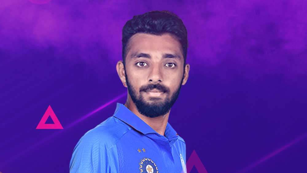 বরুণ চক্রবর্তী: বিস্ময় স্পিনারকে চিনতে ভুল করেন তাবড় ব্যাটসম্যানেরা।  ১২০ বলের খেলায় বরুণের ৪ ওভার পার্থক্য গড়ে দিতে পারে বহু ম্যাচেই। আইপিএল-এ কলকাতার হয়ে খেলা এই বিস্ময় স্পিনার বিশ্বকাপে হয়ে উঠতে পারেন কোহলীর অন্যতম ব্রহ্মাস্ত্র।