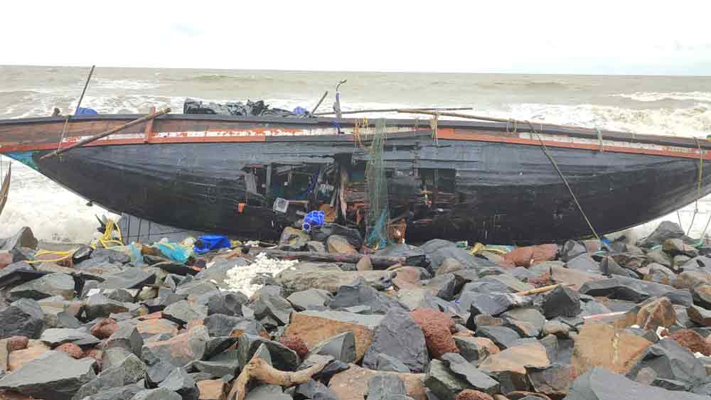 ঠেউয়ের ধাক্কায় ভেঙে যাওয়া ট্রলার।