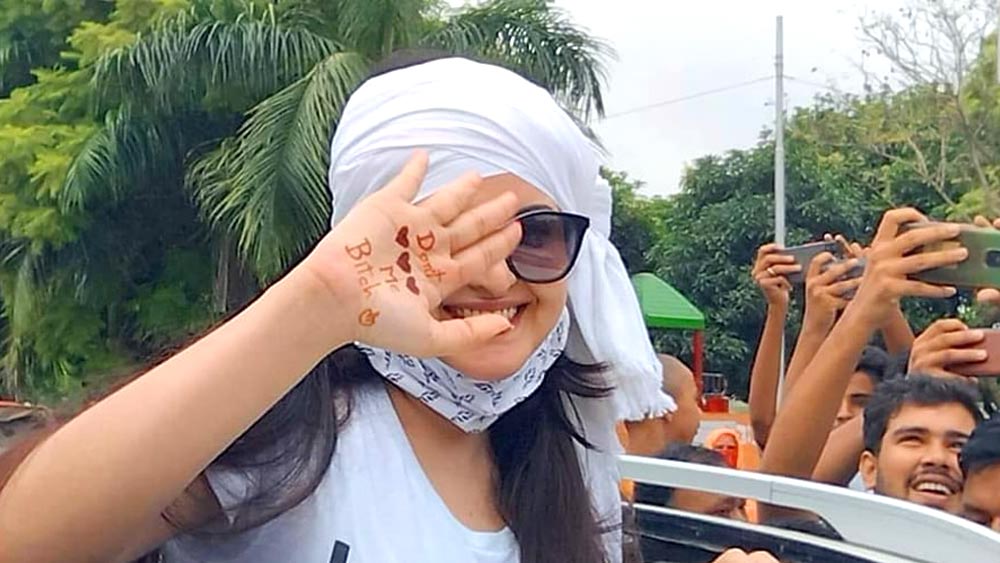 জেল থেকে বেরিয়ে পরীমণি।