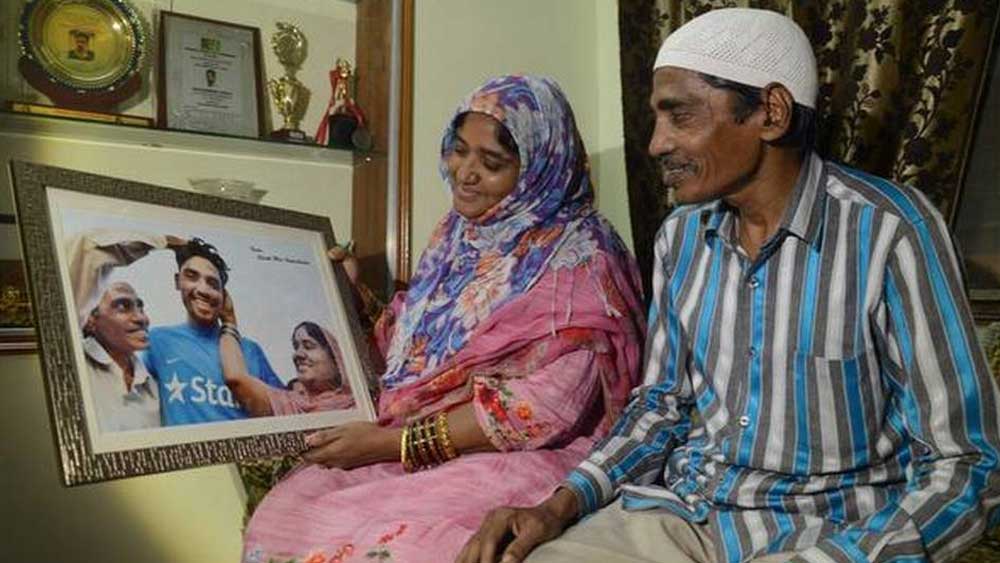 আইপিএলে চুক্তিবদ্ধ হওয়ার পর পরিচিত সাংবাদিককে বলেন, ‘‘এবার অন্তত আব্বা-আম্মিকে একটা ভাল বাড়িতে রাখতে পারব।’’