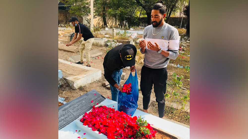 দূর বিদেশে বাবার মৃত্যুর খবর পাওয়ার পর সিরাজকে পক্ষপুটে নিয়েছিলেন ভারতের ফিল্ডিং কোচ শ্রীধর এবং ব্যাটসম্যান হনুমা বিহারি। 