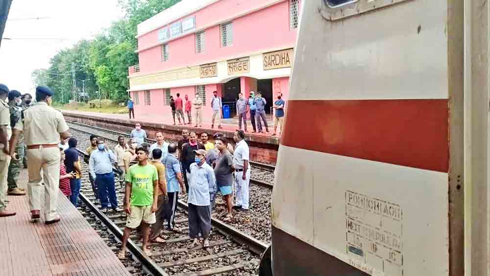  একটু এগোতেই সরডিহা স্টেশনে অবরোধে আটকে গেল সেই ট্রেন। মঙ্গলবার। 