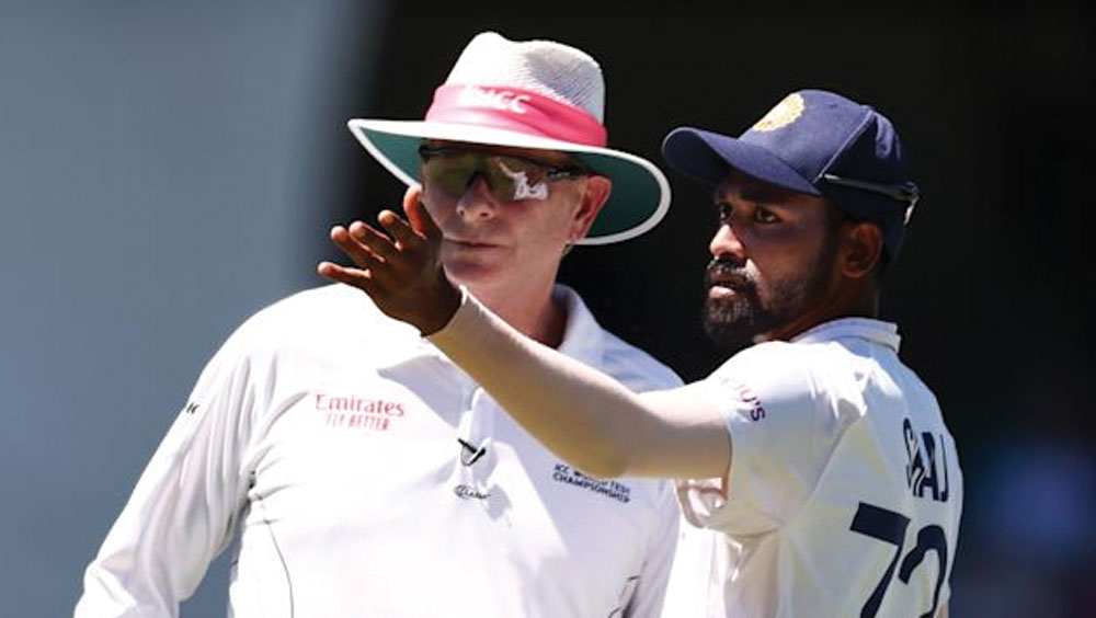 অস্ট্রেলিয়ার মাঠে গ্যালারি থেকে উড়ে-আসা বর্ণবিদ্বেষী মন্তব্য শুনে রুখে দাঁড়িয়েছিলেন।