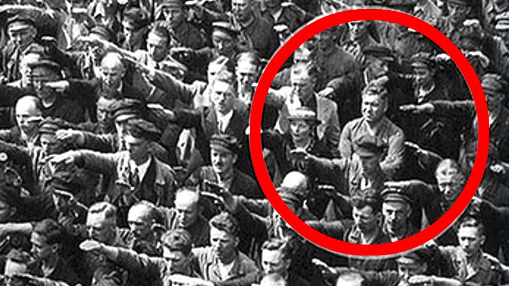 হিটলারের নাজি বাহিনীর সামনে অভিবাদন জানাতে অস্বীকার জার্মান তরুণের