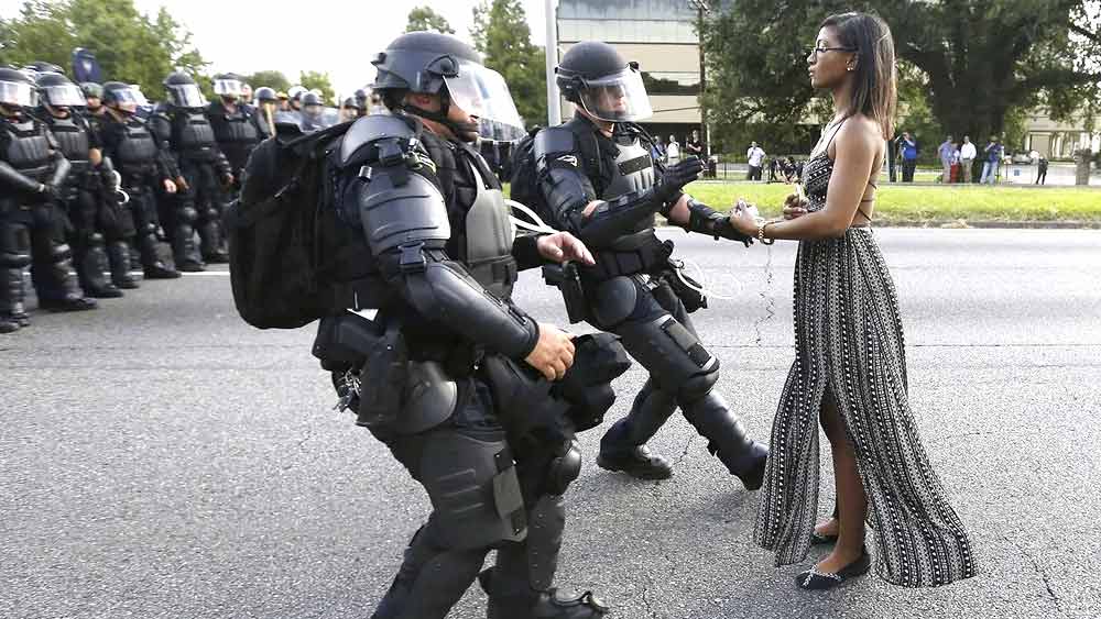 বর্ণবিদ্বেষের বিরুদ্ধে লুইজিয়ানায় পুলিশের সামনে এক মহিলার প্রতিবাদ