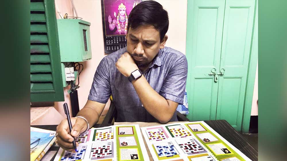 শব্দবাণের কাজে মগ্ন শুভজ্যোতি রায়। 