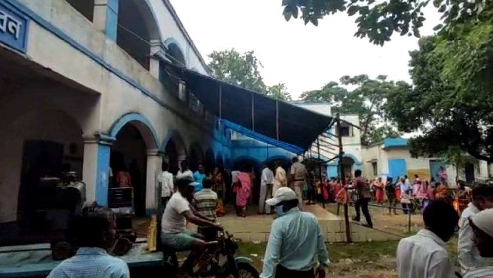 বাঁকুড়ার জগদল্লা গোড়াবাড়ি মহাত্মা গাঁধী স্মৃতি বিদ্যালয়ে ‘দুয়ারে সরকার’ শিবির খোলা হয়েছিল।