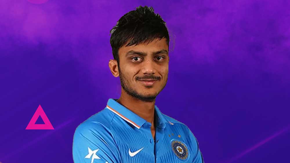 অক্ষর পটেল: অলরাউন্ডার হিসাবে দলে থাকবেন অক্ষরও। শেষের দিকে দলকে যেমন ব্যাট হাতে ভরসা দিতে পারেন, তেমনই উইকেট তুলে নিতে পারেননি। তাঁর স্পিনের উপর ভরসা রাখতে পারে দল।