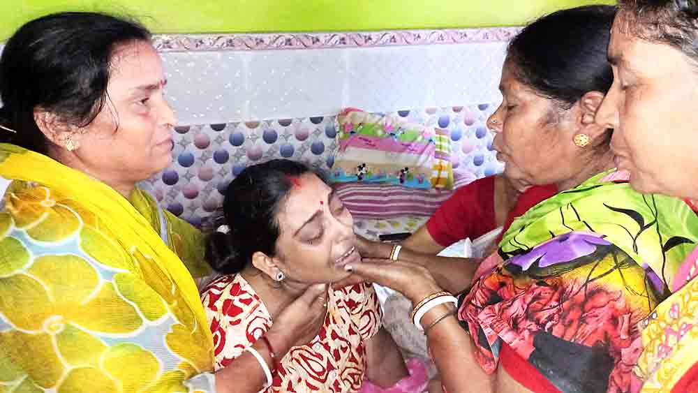 নিহতের বাড়িতে শোকের ছায়া।