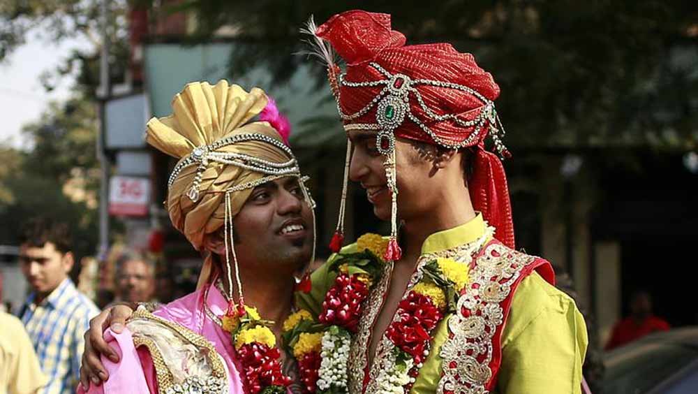 সংস্কৃতে মন্ত্র পাঠ করেন, সাত পাক ঘুরিয়ে যাবতীয় নিয়ম মেনে বিয়ে দেন স্বপ্না। সমকামী ছাড়াও অনেক যুগল এখন স্বপ্নার কাছে আসেন। স্বপ্নার হাতেই জীবন শুরু করেন তাঁরা।