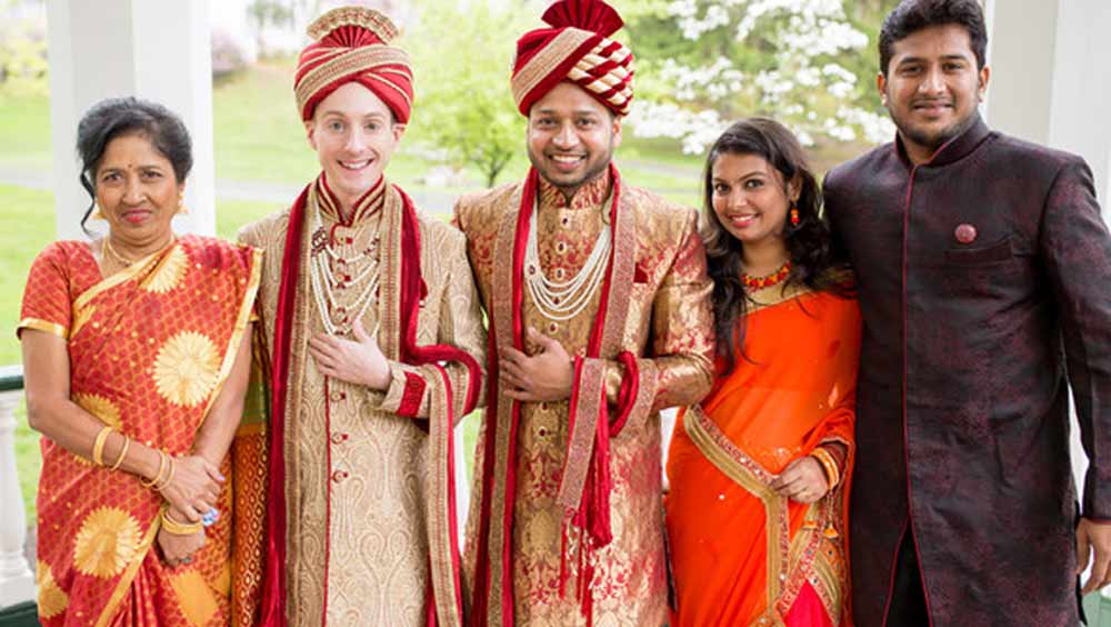 হাল ছাড়েননি স্বপ্না। স্বপ্নাকে হাল ছাড়তে দেননি সেই সমস্ত সমকামী দম্পতিরা। স্বপ্না যতটা গুরুত্ব দিয়ে এবং যতটা অনুভূতি দিয়ে সমকামীদের বিয়ে দিতেন আর কোনও পণ্ডিত তা করতেন না, দাবি ওই দম্পতিদের। হবু যুগলদের কাছে তাই স্বপ্না হয়ে উঠেছিলেন প্রথম পছন্দ।