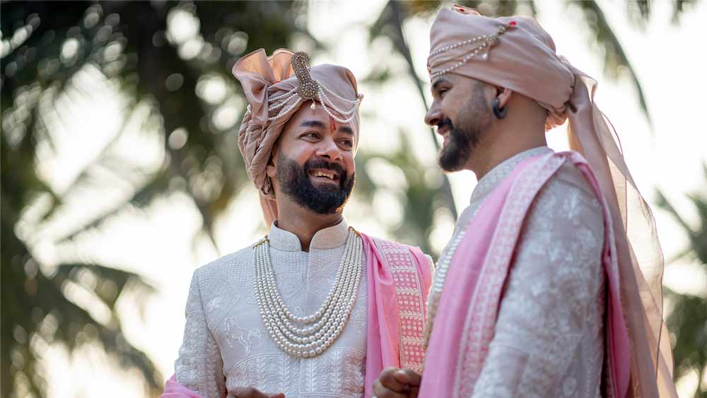 হিন্দু পণ্ডিতদের রোষের মুখেও পড়তে হয়েছে তাঁকে। চূড়ান্ত সমালোচনার শিকার হতে হয়েছে। মহিলা হওয়ায় অনেক অভিভাবক তাঁকে পণ্ডিত হিসাবে মেনে নিতেও চাননি। ঋতুস্রাবের কারণে মহিলাদের শরীর নাকি অপবিত্র, তাই এমন শুভ কাজ তাঁর হাতে সম্পন্ন হোক চাইতেন না অনেকেই।