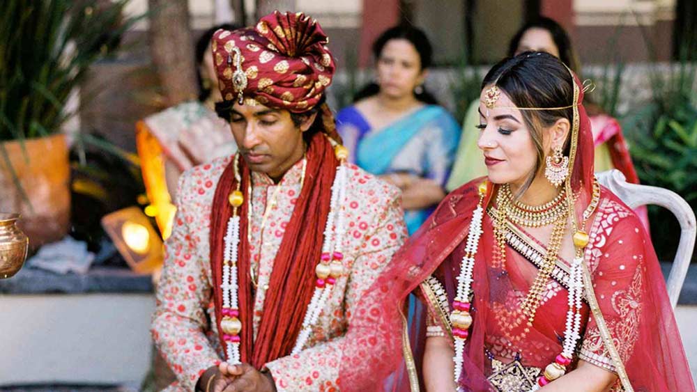 আমেরিকায় হিন্দু-মতে বিয়ে দিতে শুরু করলেন এই মহিলা পণ্ডিত। বহু বিয়ে দিয়েছেন তিনি। কিন্তু নিজের জন্য যোগ্য কাউকে খুঁজে পাচ্ছিলেন না।