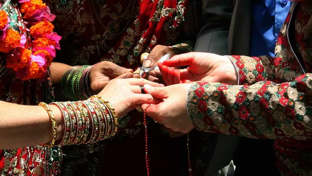 আমেরিকায় এক ভারতীয় পুরোহিত পরিবারে জন্ম স্বপ্নার। মেরিল্যান্ডে থাকার সময় বিয়ের মণ্ডপই ছিল তাঁর খেলার মাঠ। তাঁর ঠাকুরদা পণ্ডিত ছিলেন। ছোটবেলা থেকেই সে সব দেখে বড় হয়েছেন স্বপ্না। ঠাকুরদা যখন মণ্ডপে মন্ত্র পাঠ করে বিয়ে দিতেন, পাশে বসে খেলা করত ছোট্ট স্বপ্না।