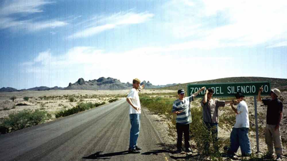 এর কয়েক বছর পর ১৯৭০ সালে খবরের শিরোনামে উঠে আসে এর নাম। উটার গ্রিন রিভার বিমানঘাঁটি থেকে এথেনা নামে একটি রকেট উৎক্ষেপিত হয়েছিল। নিউ মেক্সিকোর হোয়াইট স্যান্ড এলাকায় ওই রকেটটির নামার কথা ছিল। কিন্তু এই অঞ্চলের উপর দিয়ে অতিক্রম করার সময়ই তা নিয়ন্ত্রণ হারায় এবং জোন অব সায়লেন্সের ঠিক মাঝে ভেঙে পড়ে। ক্রমে রোমাঞ্চপ্রিয় পর্যটকদের পছন্দের জায়গা হয়ে ওঠে এই অঞ্চল।