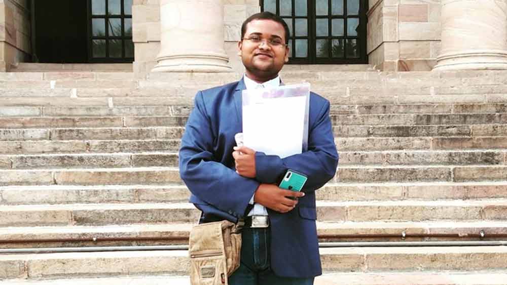 রেকর্ডিং চালাতে গোলযোগ দেখা দিলেই সেই ভূমিকায় অবতীর্ণ হয়ে যান শ্রাবণ। মহিলা কণ্ঠ নকল করে সমস্ত বিবরণ যাত্রীদের জানিয়ে দেন নিজেই।