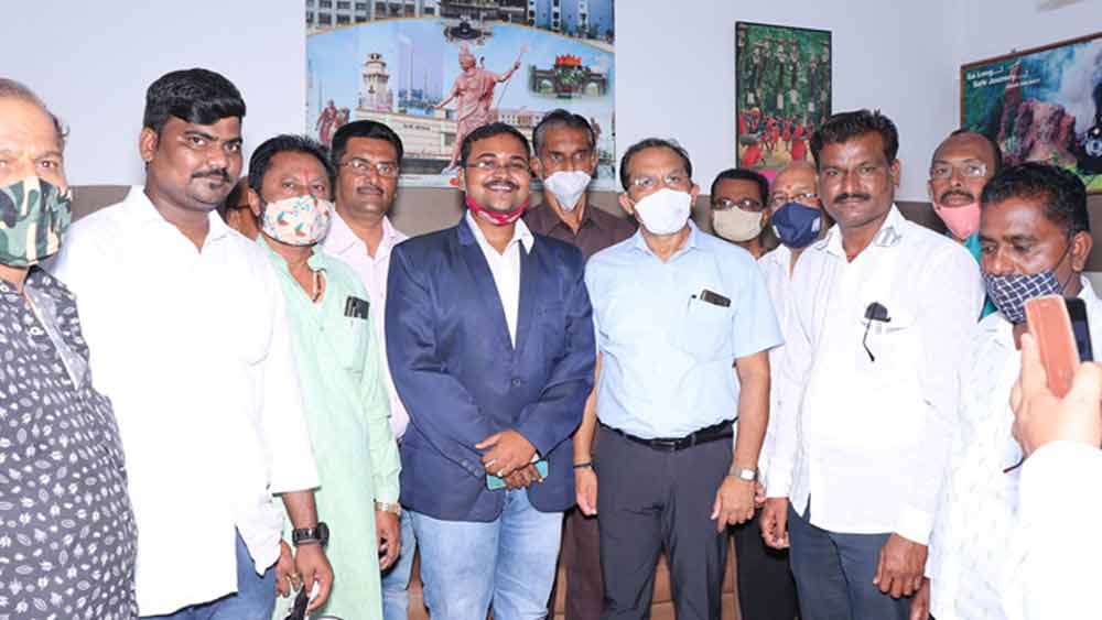 অন্যান্য স্টেশনের মতো পারলি বৈজ স্টেশনেও রেকর্ড করা মহিলা কণ্ঠই চালানো হয়। কিন্তু অনেক সময়ই যান্ত্রিক গোলযোগ দেখা দেয়।