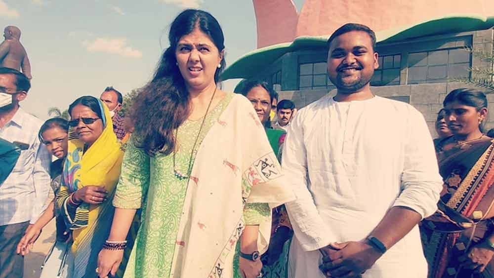 ভিডিয়ো না দেখা পর্যন্ত কেউ বিশ্বাস করতে পারবেন না যে, হুবহু এত সুন্দর ভাবে শ্রাবণ মহিলা কণ্ঠস্বর নকল করতে পারেন।