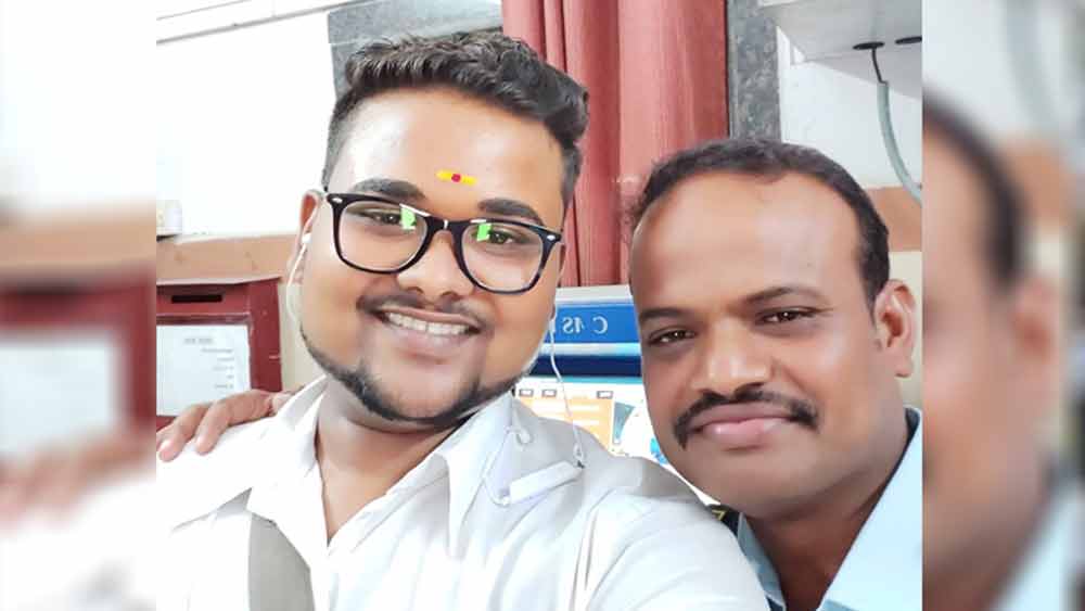 শ্রাবণ আদোবে। পারলি বৈজ স্টেশনেরই রেলকর্মী তিনি। সম্প্রতি নেটমাধ্যমে তাঁর একটি ভিডিয়ো ভাইরাল হয়েছে। তাতে দেখা যাচ্ছে, শ্রাবণ ওই মহিলা কণ্ঠ নকল করে যাত্রীদের ট্রেনের বিবরণ শোনাচ্ছেন।