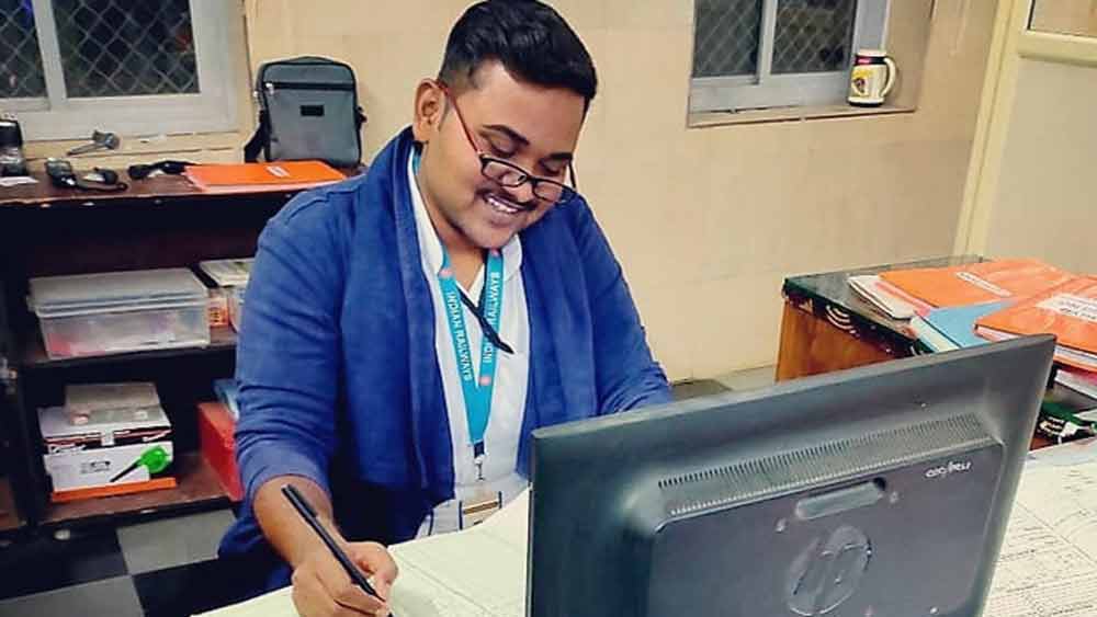 কোনও রকম গোলযোগ দেখা দিলে যেমন অন্যান্য স্টেশনে ট্রেনের বিবরণ সংক্রান্ত ওই রেকর্ডিং বন্ধ থাকায় যাত্রীদের সমস্যায় পড়তে হয়, পারবি বৈজনাথ স্টেশনে কিন্তু কোনও সমস্যা হয় না।