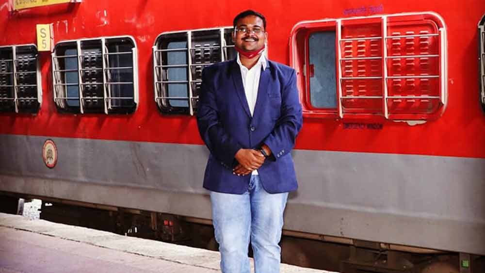 ট্রেন নম্বর, ট্রেনের গন্তব্য, কোন প্ল্যাটফর্মে ট্রেন আসছে, স্টেশনে পৌঁছনোর সময় ইত্যাদি বিবরণ জানা যায় ওই রেকর্ডিং থেকে। বেশির ভাগ ক্ষেত্রে এক মহিলা কণ্ঠ সেই বিবরণ শোনান।