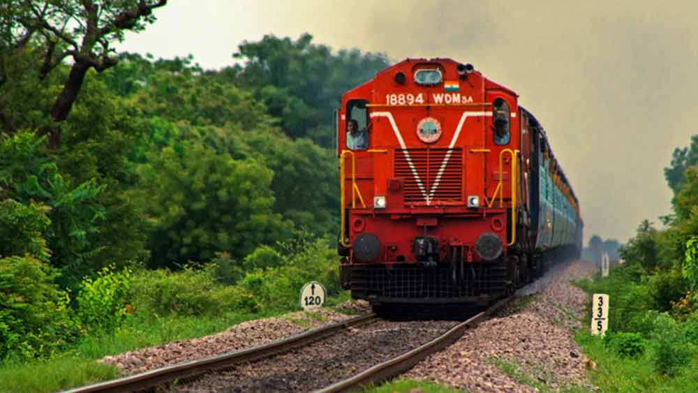 ট্রেন আসার আগে যাত্রীদের সতর্ক করতে এবং ট্রেন সম্পর্কে যাবতীয় বিষয় আগে জানাতে আগে থেকে রেকর্ড করা কিছু তথ্য বেজে ওঠে। যাঁরা ট্রেনে যাতায়াত করেন তাঁদের কাছে এই ঘোষণা খুবই পরিচিত।