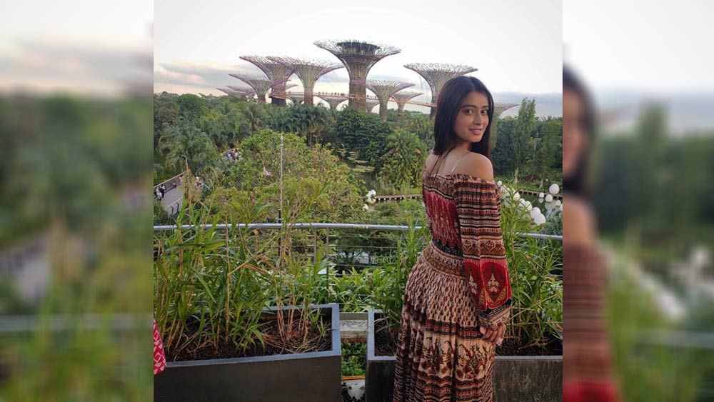 আয়াত একজন ইউটিউবারও। ‘লাইফ ক্যামেরা আফ্রিন’ নামে তাঁর একটি ইউটিউব চ্যানেলও রয়েছে। কখনও বেড়াতে যাওয়ার ভিডিয়ো, কখনও মেক-আপ এর ভিডিয়ো কিংবা কোনও গানে নাচ করে সেই ভিডিয়ো আপলোড করেন তিনি।