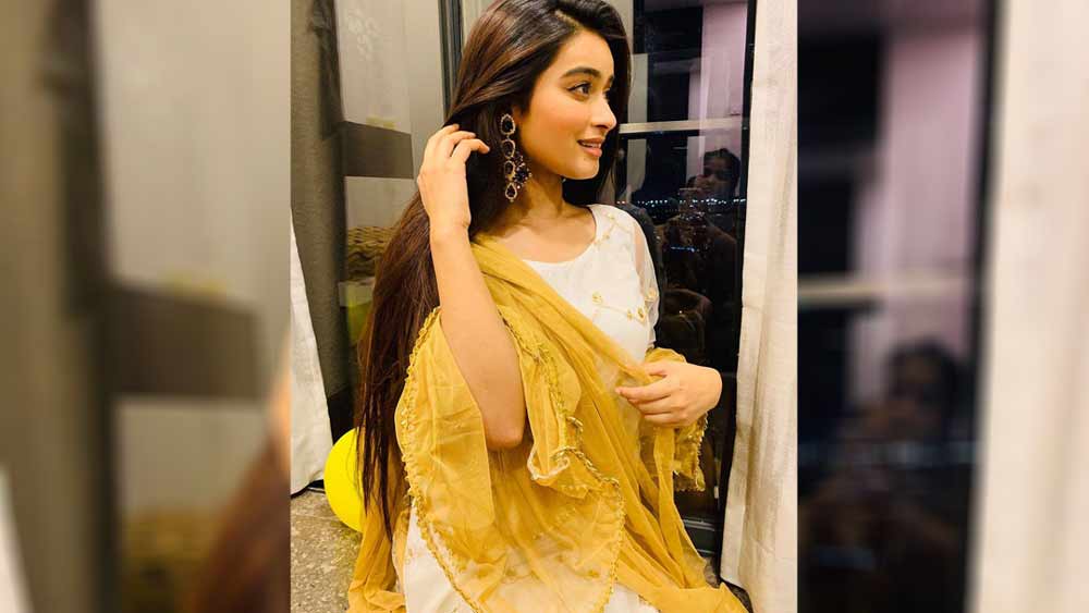 ছবি তুলতে ভালবাসেন আয়াত। ভালবাসেন বেড়াতে যেতে। ইনস্টাগ্রামে দেশ-বিদেশের বিভিন্ন জায়গায় ঘুরতে যাওয়ার ছবি থেকেই সেটা পরিষ্কার।