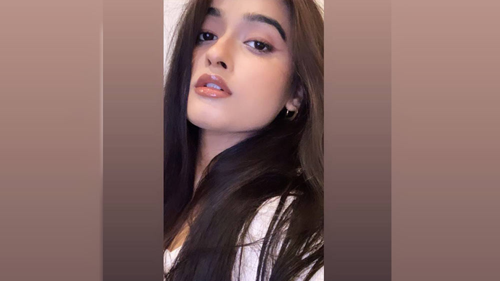 ফাঁকা বিমানের মধ্যে বিমানসেবিকার পোশাক এবং তার উপরে চাপানো পিপিই কিট পরেই ‘মানিকে মাগে হিথে’ গানে নাচতে শুরু করেন তিনি। তাঁর সেই ছোট্ট ভিডিয়ো মুহূ্র্তে ভাইরাল হয়ে যায়।